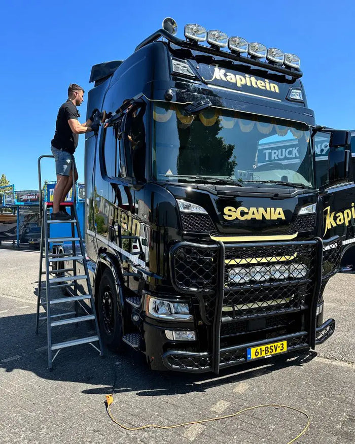 Polijsten van een Scania vrachtwagen