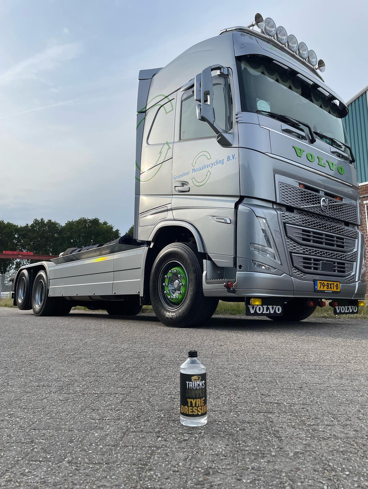 Banden zwart presentatie voor Volvo Vrachtwagen met zwarte banden